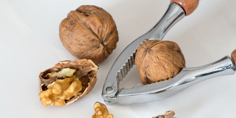 Las nueces contienen una alta cantidad de ácidos grasos omega-3 que previenen la pérdida del cabello (Pixabay)