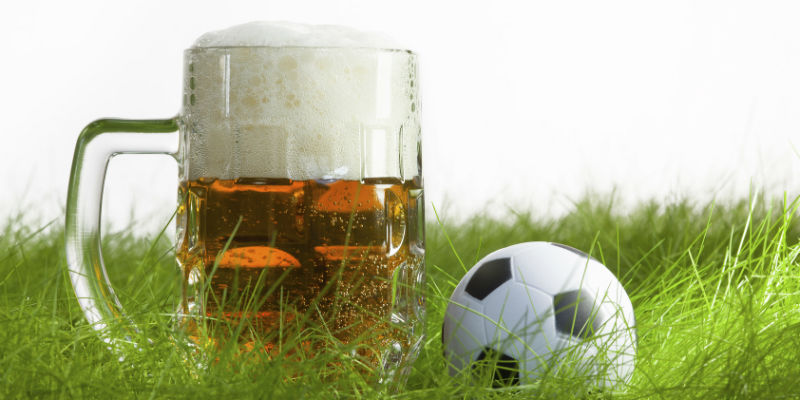 La cerveza es una de las bebidas favoritas de mucha gente, entre ellos muchos deportistas que piensan que por su elevado nivel calórico deben eliminarla de su dieta. (iStock)