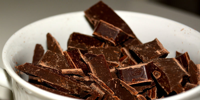 El chocolate negro está entre los alimentos anti-estrés por su poder de reducir la presión sanguínea. (Pixabay)
