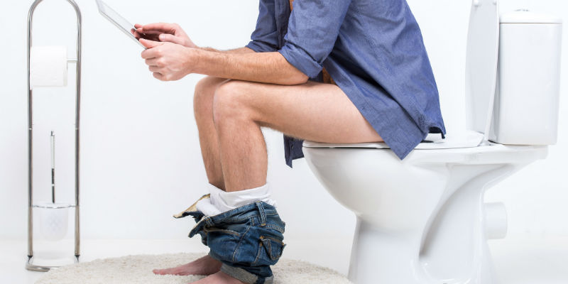 Para evitar el estreñimiento hay que ir al baño cada vez que hay necesidad y dedicar al menos un minuto por la mañana y otro por la noche en ir al baño e intentar realizar una deposición. (iStock)