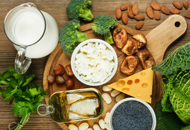 Para mantener alejadas las lesiones óseas, los corredores deben asegurarse de ingerir alimentos que sean importantes fuentes de calcio. (iStock)