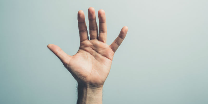 Cinco dedos —> cinco comidas / cinco raciones de frutas/verduras (iStock)