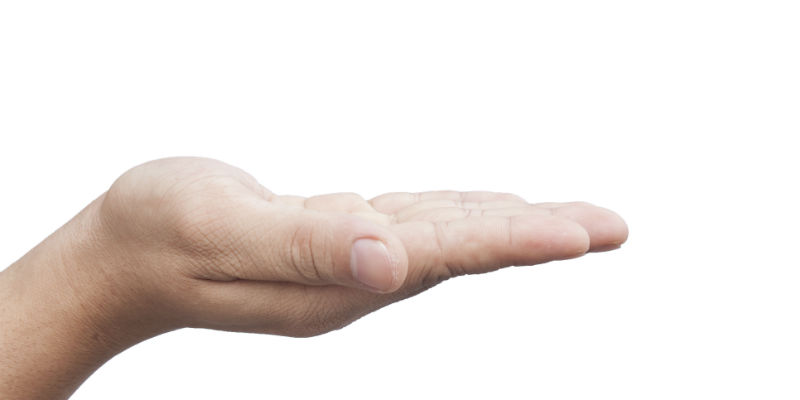 Mano abierta formando un cuenco —> frutas (iStock)