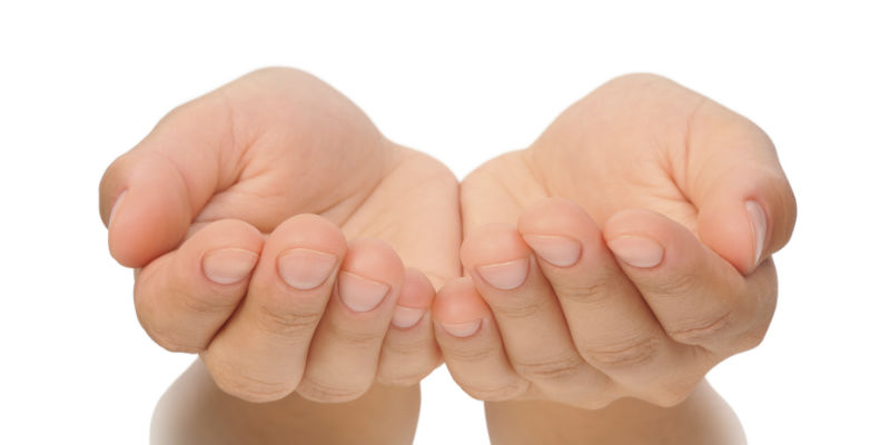 Dos manos abiertas formando un cuenco —> vegetales (iStock)