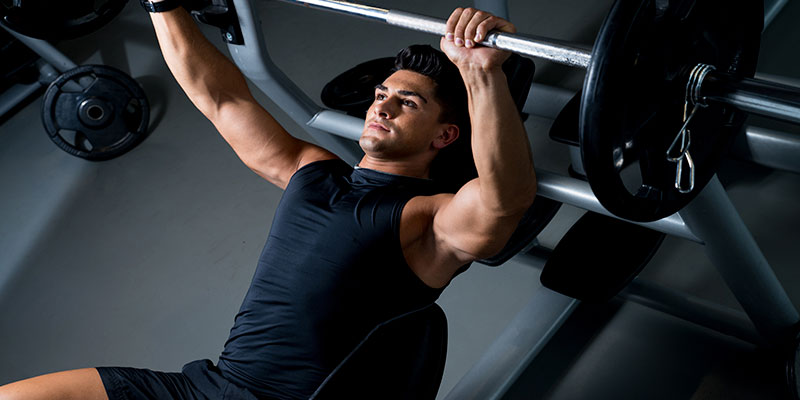 Press de banca inclinada, gran ejercicio para aumentar pectorales (iStock