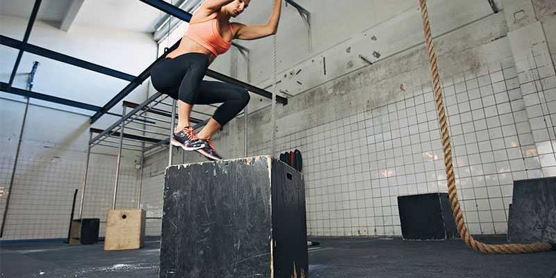 Salto sobre caja, otro buen ejercicio para entrenar la explosividad en running (iStock)