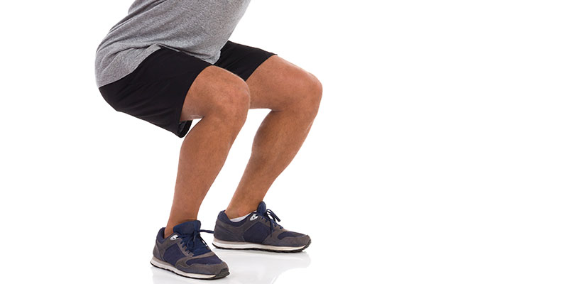 Las sentadillas son un buen ejercicio para cuidar tus rodillas (iStock)