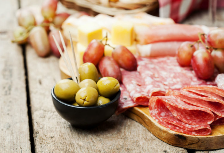 Hay que cuidar los aperitivos que ingerimos para no engordar estas Navidades (iStock)
