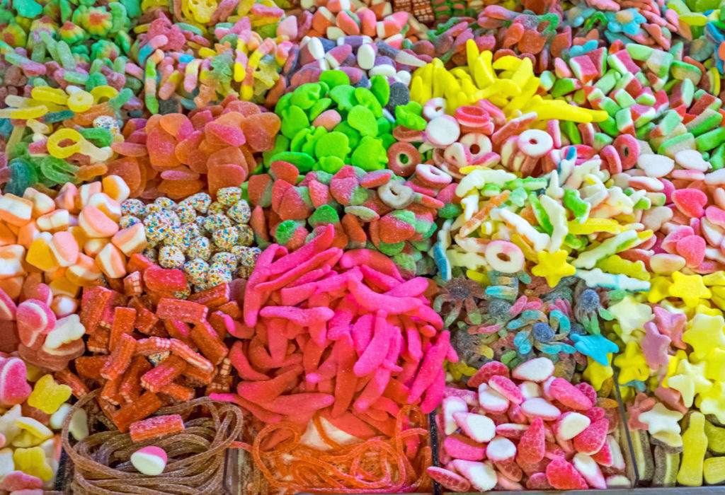 Muchas veces deportistas, niños y adultos con carencias nutricionales tienen que recurrir a suplementos como las gominolas energéticas. (iStock)