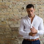 Cómo vestir según tu tipo de cuerpo Portrait businessman posing in front of the old wall