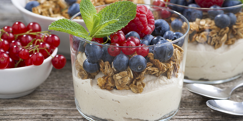 Yogurt con muesli y frutos rojos (iStock)