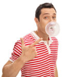 Masticar chicle sin azúcar tras beber alcohol es sano para tu boca Masticar chicle sin azúcar después de beber alcohol puede ser beneficioso para combatir los efectos nocivos del alcohol en la boca. (iStock)