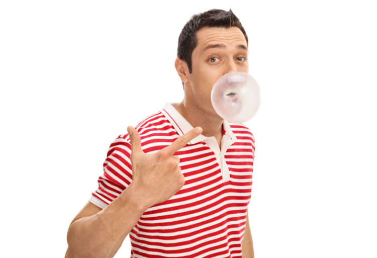 Masticar chicle sin azúcar después de beber alcohol puede ser beneficioso para combatir los efectos nocivos del alcohol en la boca. (iStock)