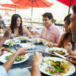 Trucos perfectos para comer fuera de casa Los españoles somos los europeos que salimos a comer fuera de casa, por eso ofrecemos algunos trucos perfectos para no caer en excesos. (iStock)