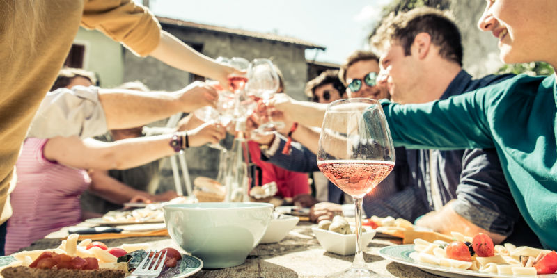 Hay que evitar la lucha con la comida y focalizarse en el resto de las cosas: compañía, charla, diversión, ambiente… (iStock)