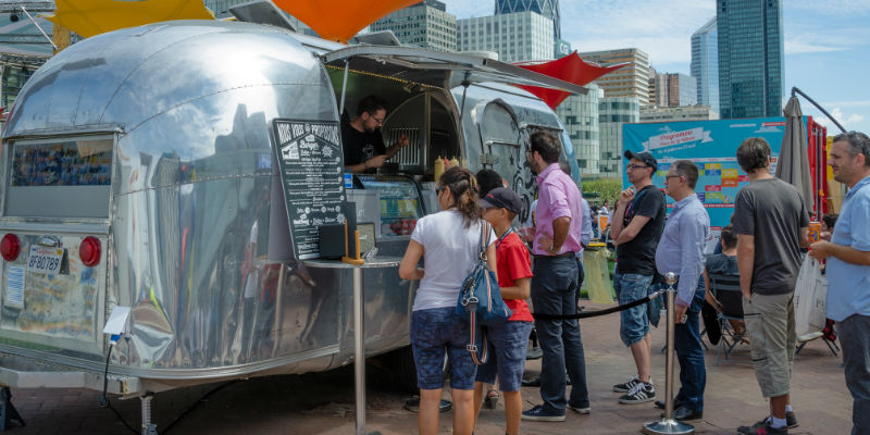 Aunque en España no tienen los permisos necesarios para vender comida en la calle, los food trucks pueden ejercer su actividad en eventos privados. (iStock)