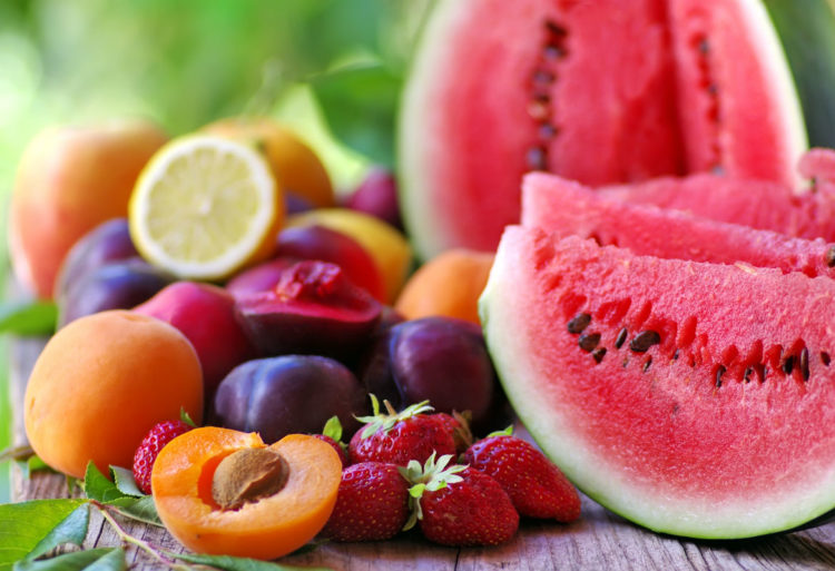 Comer fruta no sólo nos aporta vitaminas y nutrientes sino que, además, ayudan a perder peso y quemar grasa de forma activa. (iStock)