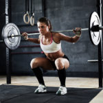 5 rutinas hiit para quemar los excesos de las navidades Sentadillas con barra, ejercicio habitual de las rutinas hiit. (iStock).