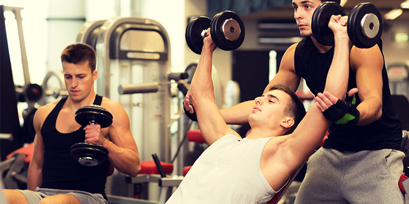 Las elevaciones de mancuernas también forman parte habitualmente de las runitas hiit. (iStock).