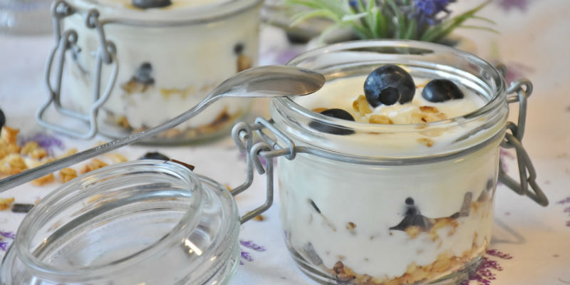 Los lácteos, especialmente los yogures, son como un “despertador” natural. (Pixabay)