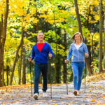 Cómo ponerte en forma con Nordic Walking Con el Nordic Walking se ponen en marcha un 90 % de los músculos del cuerpo. (iStock).