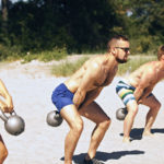Ejercicios para hacer con kettlebell Ejercicio básico con kettlebell. (iStock).
