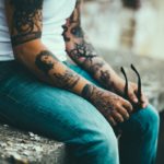 Cómo perjudica tu salud la tinta de los tatuajes Hipster male chilling