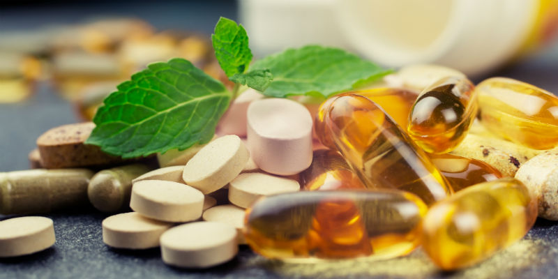 Los suplementos aportan las vitaminas que ofrecen los alimentos pero de manera concentrada. (iStock)