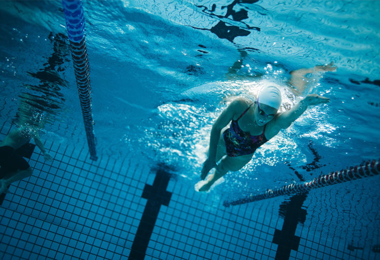Con la natación se activan todos los grandes grupos musculares del cuerpo. (iStock).