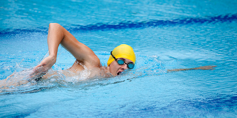 Los dedos rozan el agua al llevar el brazo hacia delante. (iStock).