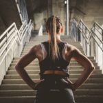 5 ejercicios en escaleras para derretir la grasa Girl prepairing for workout