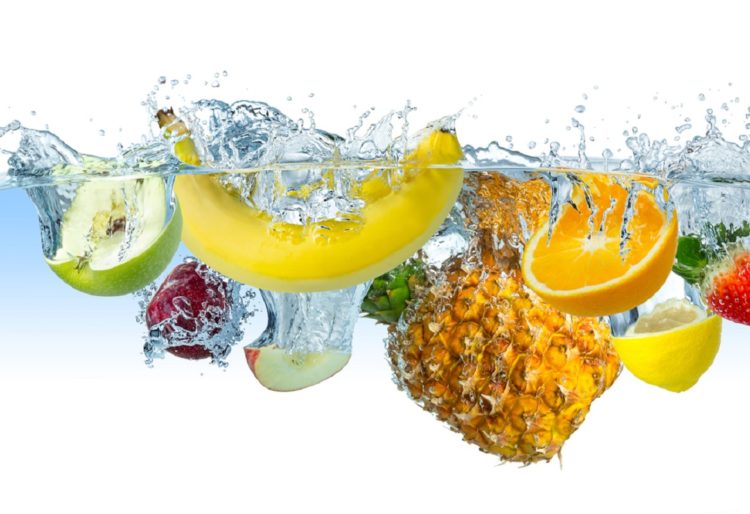 Fruta y agua son recomendables siempre, pero más después de una comilona (IStock)