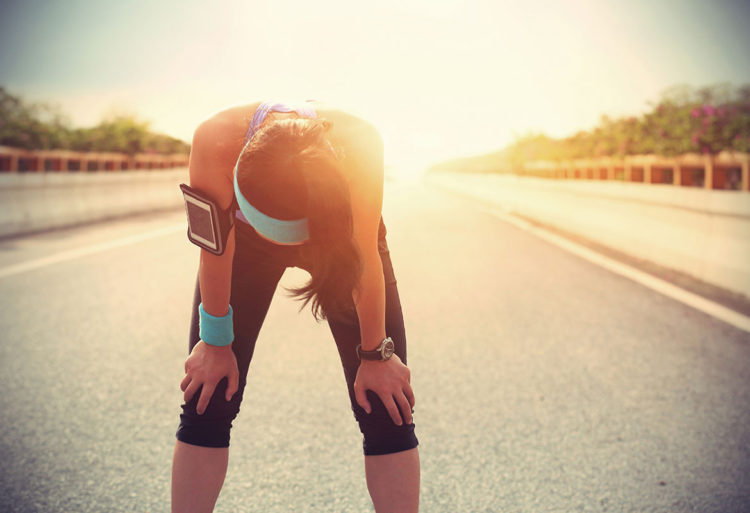 Para ponerte en forma sin pasar calor, lo mejor es no hacer deporte al aire libre. (iStock).