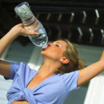 7 consejos para ponerte moreno sin arriesgar tu salud Hidratarse es fundamental antes y después de tomar el sol (Foto: Gtres)