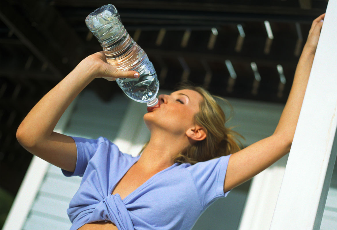 Hidratarse es fundamental antes y después de tomar el sol (Foto: Gtres)
