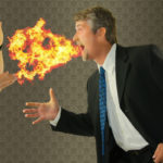 ¿Lo que comes afecta a tu olor corporal? Hombre desprende fuego por la boca