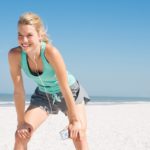5 beneficios de correr en la playa Jogger resting at beach