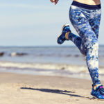 Correr en firme vs correr en la arena ¿Qué es mejor? Correr en la arena tiene beneficios y riesgos. (iStock).