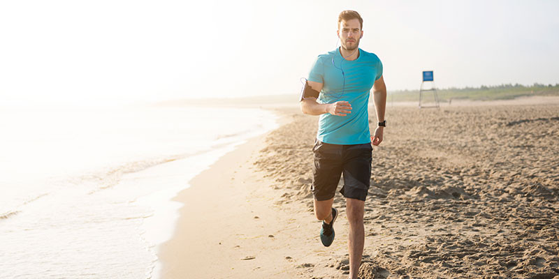 Cuidado con la inclinación al correr en la arena de la playa. (iStock).