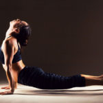 5 ejercicios para mejorar la flexibilidad en la cama Mujer ejercitando la espalda