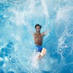 Las 5 piscinas más cool de Madrid que no te puedes perder este verano Man jumping into swimming pool