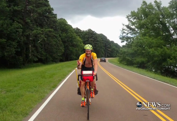 Bill Conner durante su viaje en bicicleta (ABC News)