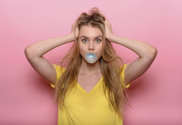 Jamás pensarías que comer chicle te ayudaría tanto (iStock)