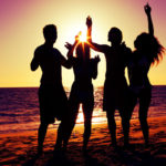 ¿Por qué en verano se chusca más? Jóvenes disfrutando del verano