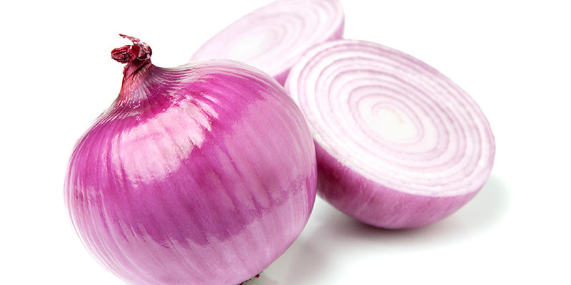 Jugo de cebolla contra la caída de pelo (iStock).