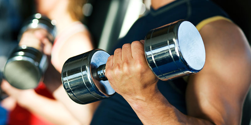 Curl de bíceps con mancuernas (iStock)