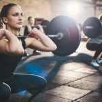 5 ejercicios para ganar fuerza practicando crossfit Las sentadillas con barra son uno de los ejercicios para ganar fuerza practicando crossfit (iStock)