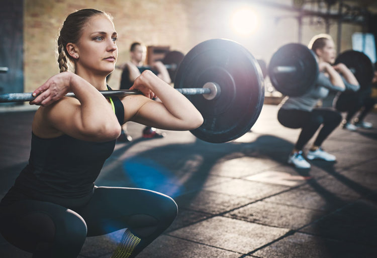 Las sentadillas con barra son uno de los ejercicios para ganar fuerza practicando crossfit (iStock)