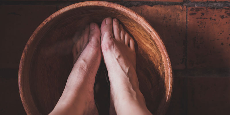 Meter los pies en agua con vinagre y sal (iStock)