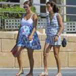 Malena Costa luce tipazo diez días después de dar a luz La modelo Malena Costa junto a una amiga en Mallorca (GTRES)